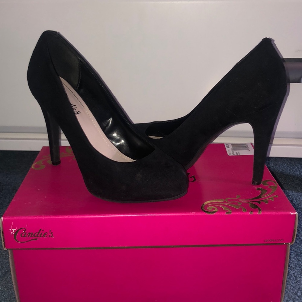 Black pumps